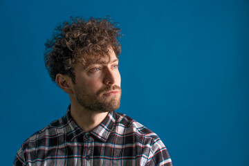 Fototapeta premium a man in a shirt in a shirt in a cell looks intently into the distance