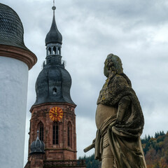 Fototapeta premium Historischer Kirchturm und Statue im Zentrum von Heidelberg