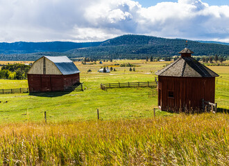 Obraz premium Red Barn With Mountains In The Distance, Lake County, Montana, USA