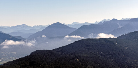Fototapeta premium Blick vom Gipfel des Hinteren Hoernles auf die Bayerischen Alpen, Bayern, Deutschland, Europa