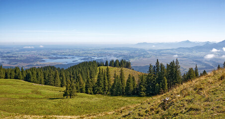 Obraz premium Blick vom Gipfel des Hinteren Hoernles auf den Staffelsee und das bayerische Alpenvorland, Bayern, Deutschland, Europa