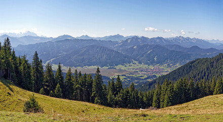 Fototapeta premium Blick vom Gipfel des Hinteren Hoernles auf Unterammergau und die Ammergauer Alpen, Bayern, Deutschland, Europa