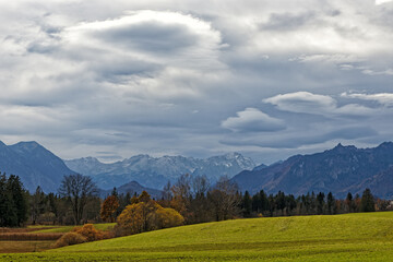 Das Murnauer Moos und die Gipfel der Wetterstein-Berge unter einem dramatischen Wolkenhimmel, Alpen, Bayern, Deutschland, Europa