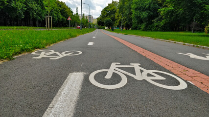Fototapeta premium Symbol of a bicycle printed onto a sidewalk depicting this is a sidewalk. Sidewalk is gray and the image is white.