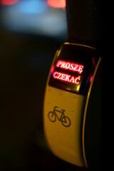 Przycisk dla rowerzystów przy przejściu przez jezdnię