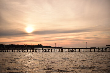 Naklejka premium Club de pescadores durante el atardecer