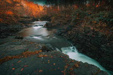 Krajobraz jesienny. Górski strumień wśród skał	 - obrazy, fototapety, plakaty