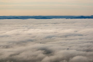 Windräder in Wolken