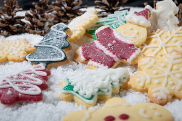 Compositions de biscuits de noël entourée de pommes de pin