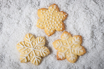 Fototapeta na wymiar Trio de biscuits en forme de flocon de neige de noël