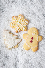 Trio de biscuit de noël sur tapis de neige