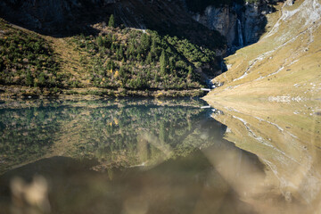 Spiegelung im Stausee in herbstlichen Farben