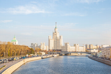Obraz premium center of Moscow river embankment traffic jam on the road
