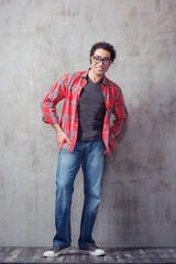 Obraz premium Afro-American hipster standing against grey background