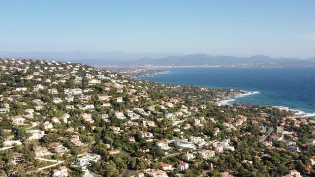 survol de la c&ocirc;te d'Azur dans le Var entre Sainte-Maxime et Fr&eacute;jus