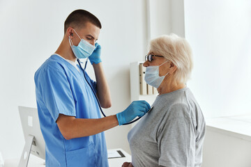 Obraz premium doctor in hospital listens to the patient health care