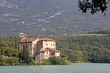 Fototapeta na wymiar il Lago di Toblino e il castello (Trentino)