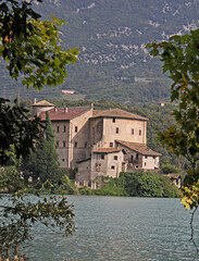 Fototapeta na wymiar il Lago di Toblino e il castello (Trentino)