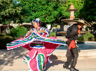 PAREJA BAILARINES MEXICANOS TRADICIONALES
