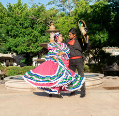 PAREJA BAILARINES MEXICANOS TRADICIONALES
