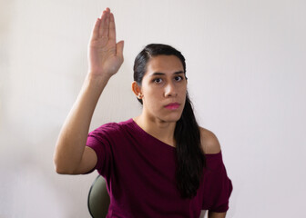 Mujer morena latina con mano arriba