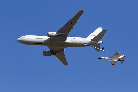 AICHI, JAPAN - Nov 10,2019: 航空自衛隊小牧基地で空中給油デモンストレーションをするKC-767とF-2