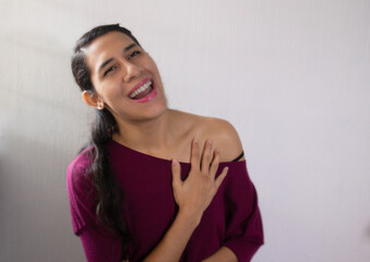 Mujer ríe a carcajadas