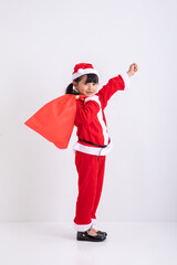 Fototapeta na wymiar サンタの格好をしてポーズをとる女の子 サンタの格好で笑顔を浮かべる女の子