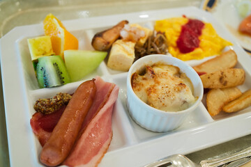 ホテルのバイキングの朝食