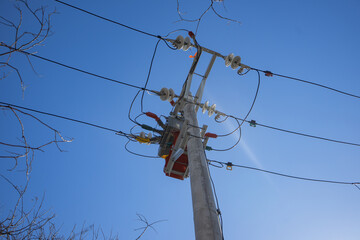 High-voltage line transformer