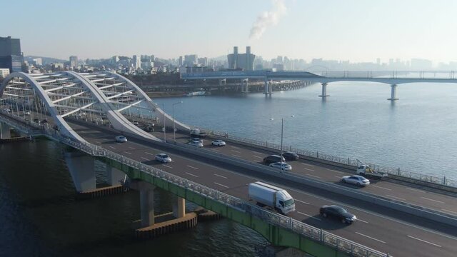 Traffic on the Yanghwa bridge in Seoul. 
Cars are moving on a arch bridge over a Han river at sunny day morning. Aerial view. South Korea.
서울 한강 양화대교.