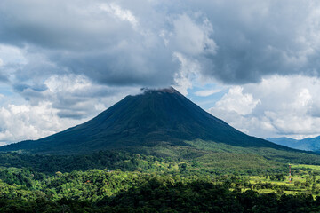 Fototapeta premium Discover Arenal: Costa Rica's majestic volcano, a symbol of raw power and natural beauty in the heart of lush landscapes.