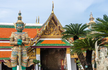 Obraz premium Statue at Wat Phra Kaew in the grounds of the Grand Palace in Bangkok