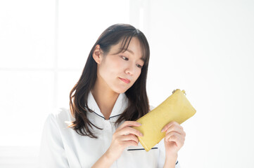 お金がなくて転職を考えている看護師や介護士のイメージ