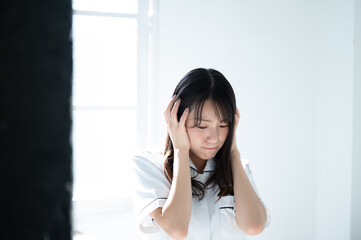 仕事の人間関係に疲れて転職したい看護師、介護士のイメージ