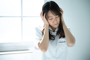 仕事の人間関係に疲れて転職したい看護師、介護士のイメージ