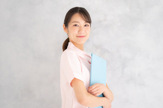  一般看護師や美容系のイメージに使いやすいピンク色のナース服を着た看護師 のポートレート 　