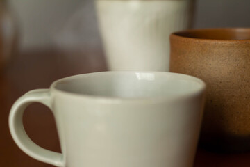 湯気の出ている暖かい飲み物が入っているカップ