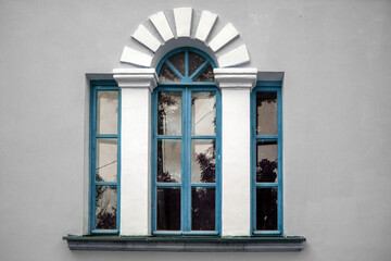 Various colors the Palladian window. Three-part window with a raised middle part, separated by...