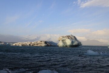 Fototapeta na wymiar Beautiful view of icebergs in Jokulsarlon glacier lagoon, Vatnajokull National Park, Iceland