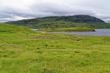 Fototapeta premium The ruins of Ardvreck Castle at Loch Assynt in Scotland