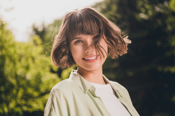 Photo portrait young girl with bob hair smiling wearing casual green shirt walking in park