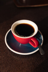 Fototapeta na wymiar Desayuno con taza de café a la luz naranja del amanecer