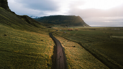 Vista aérea de una carretera entre campo en Islandia