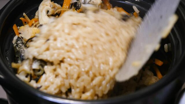 つぶ貝と人参とひじきの炊き込みご飯の動画。