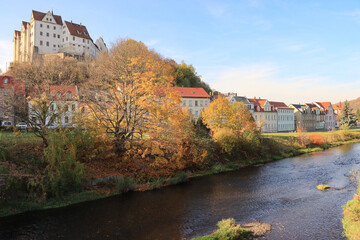 Fototapeta na wymiar Goldener Oktober an der Freiberger Mulde; Blick auf Nossen mit Schloss