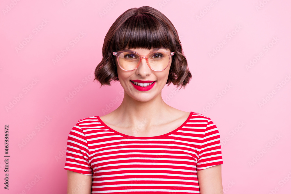 Poster Photo portrait girl in glasses striped t-shirt smiling isolated pastel pink color background