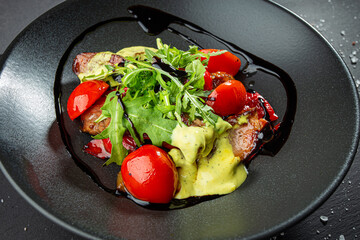 Salad with Glazed meat, arugula, grilled bell pepper and tomatoes.