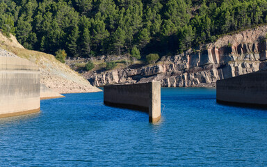 Muros de separación del agua en el embalse de Arenoso, en la provincia de Castellón. Comunidad Valencian. España. Europa