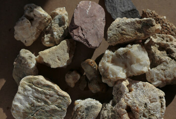Fototapeta na wymiar Stone colored minerals of different sizes 